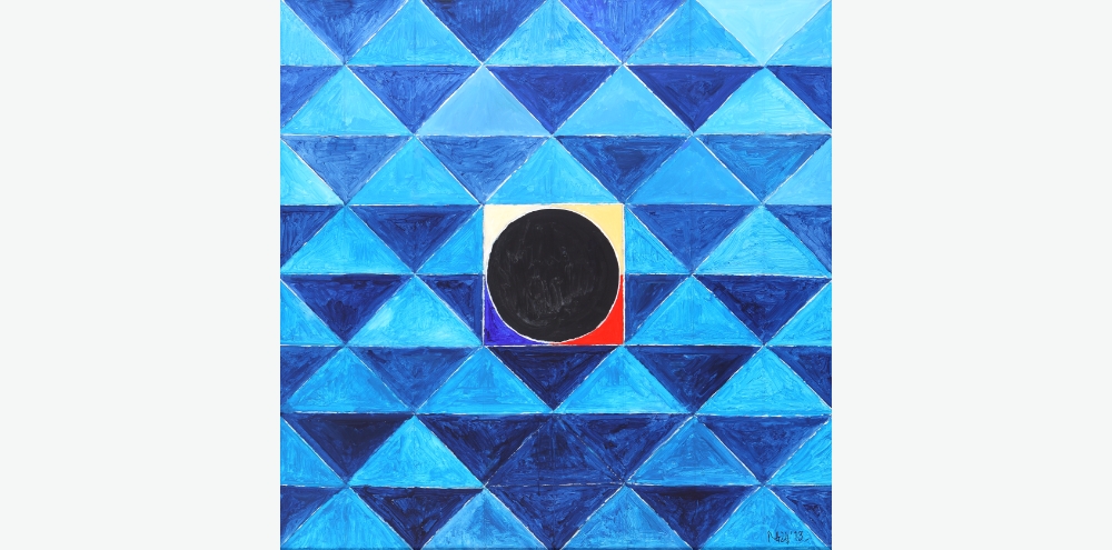 A small black circle inscribed into a square with white, yellow, red and blue quadrants is placed on top of an alternating light and dark blue triangle background.